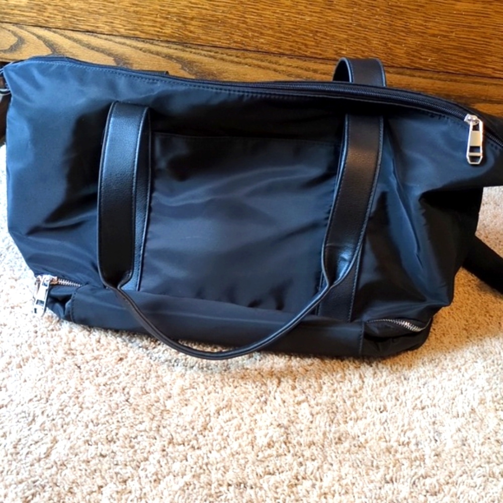 Stylish Overnight Bag - Picture 2 of 7